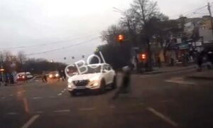 Відео моменту ДТП: дитина вибігла просто під колеса – у Кривому Розі авто наїхало на 12-річну дівчинку  на пішохідному переході