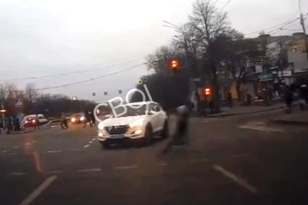 Відео моменту ДТП: дитина вибігла просто під колеса – у Кривому Розі авто наїхало на 12-річну дівчинку на пішохідному переході 1 Відео моменту ДТП: дитина вибігла просто під колеса – у Кривому Розі авто наїхало на 12-річну дівчинку на пішохідному переході