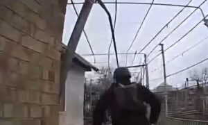 Удар припав на стіну, і це врятувало подружжю життя: перші хвилини після обстрілу будинку у Нікополі показали поліцейські (фото, відео)