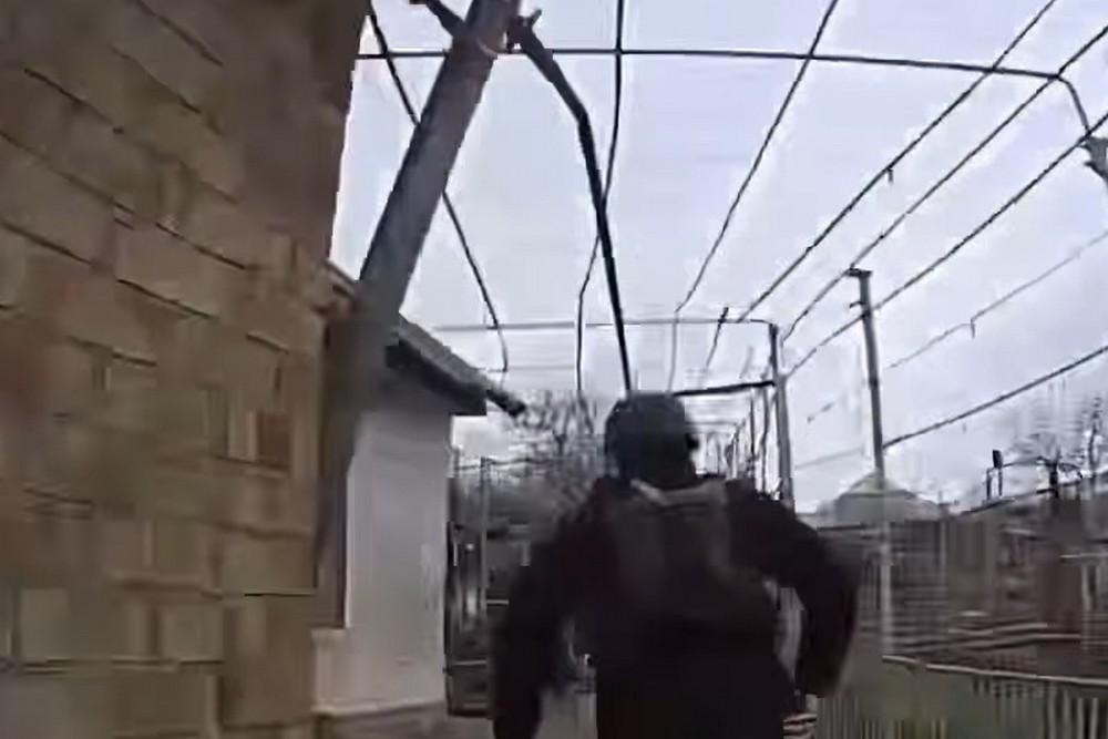 Удар припав на стіну, і це врятувало подружжю життя: перші хвилини після обстрілу будинку у Нікополі показали поліцейські (фото, відео)