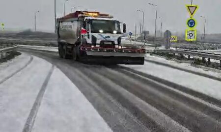 Дніпропетровщину засипає снігом: у якому стані дороги області (відео)