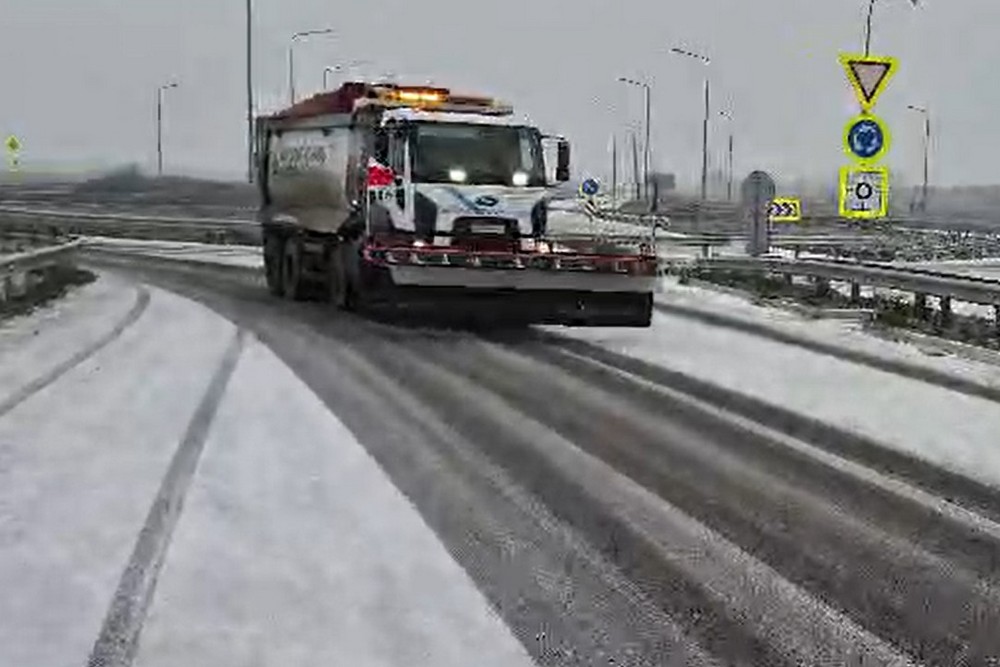 Дніпропетровщину засипає снігом: у якому стані дороги області (відео)