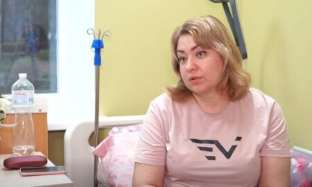 «Була в свідомості і побачила, що у мене вже немає ноги»: поранена у Нікополі жінка проходить відновлення у новому реабілітаційному відділенні місцевої лікарні
