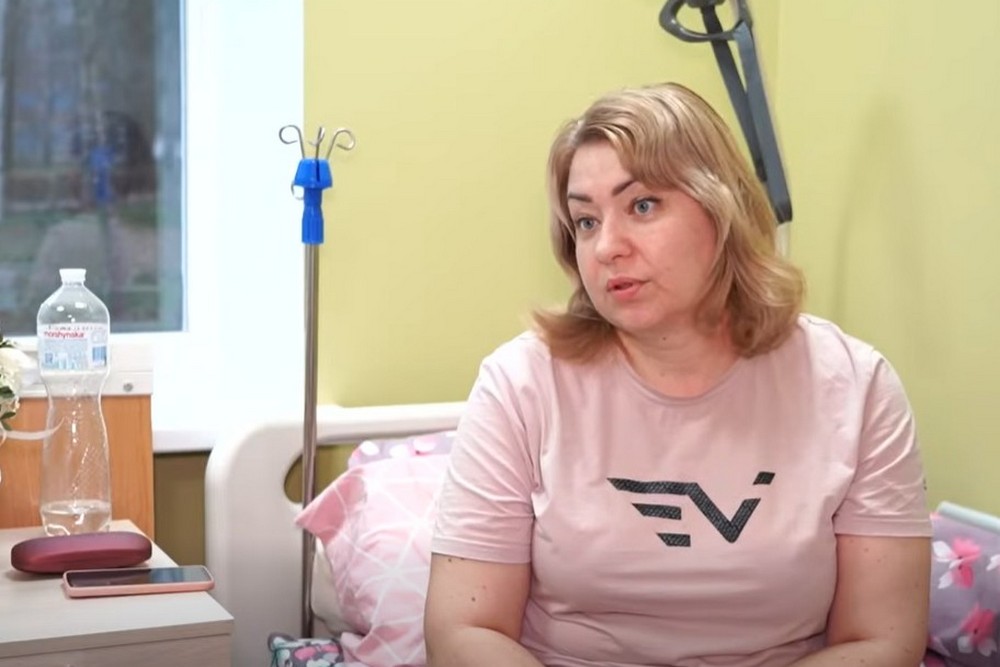 «Була в свідомості і побачила, що у мене вже немає ноги»: поранена у Нікополі жінка проходить відновлення у новому реабілітаційному відділенні місцевої лікарні