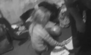 «Врятуйте дітей, будь ласка»: нікопольські «Білі  янголи» переконують родини з Синельниківщини евакуюватися (відео)