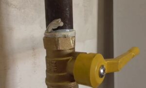 Переплутав шланги: у багатоповерхівці Нікополя замість газу в трубах опинилася вода