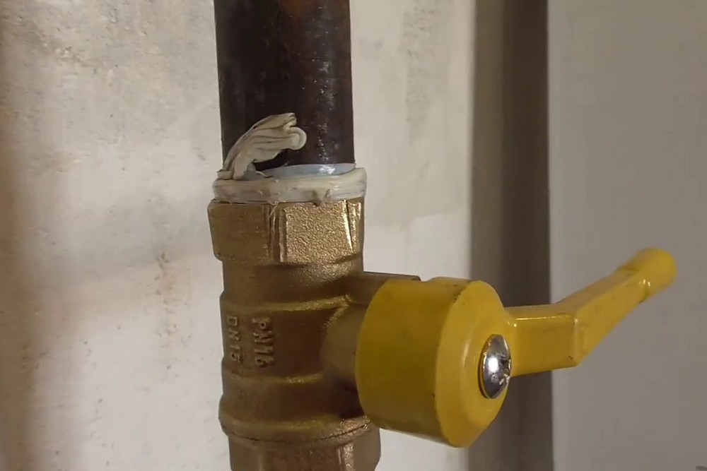 Переплутав шланги: у багатоповерхівці Нікополя замість газу в трубах опинилася вода