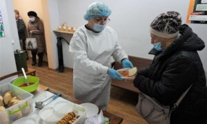 У Нікополі запрацював пункт обігріву: можна поїсти, отримати одяг, відпочити (фото)