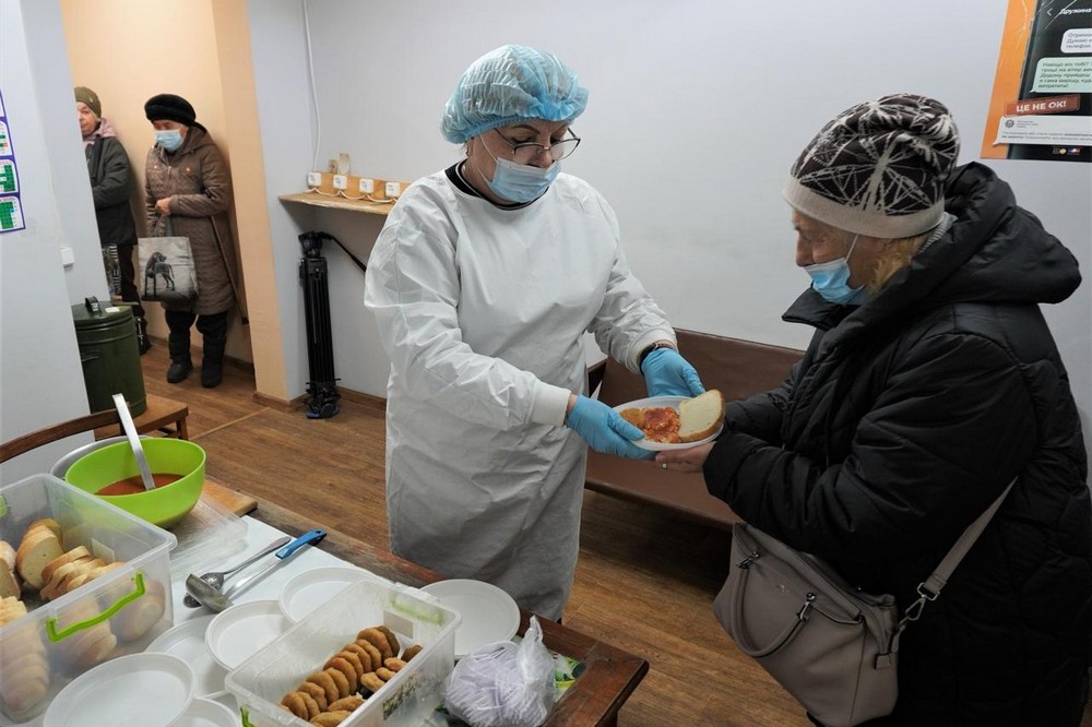 У Нікополі запрацював пункт обігріву: можна поїсти, отримати одяг, відпочити (фото)