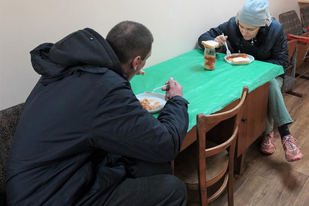 У Нікополі запрацював пункт обігріву: можна поїсти, отримати одяг, відпочити