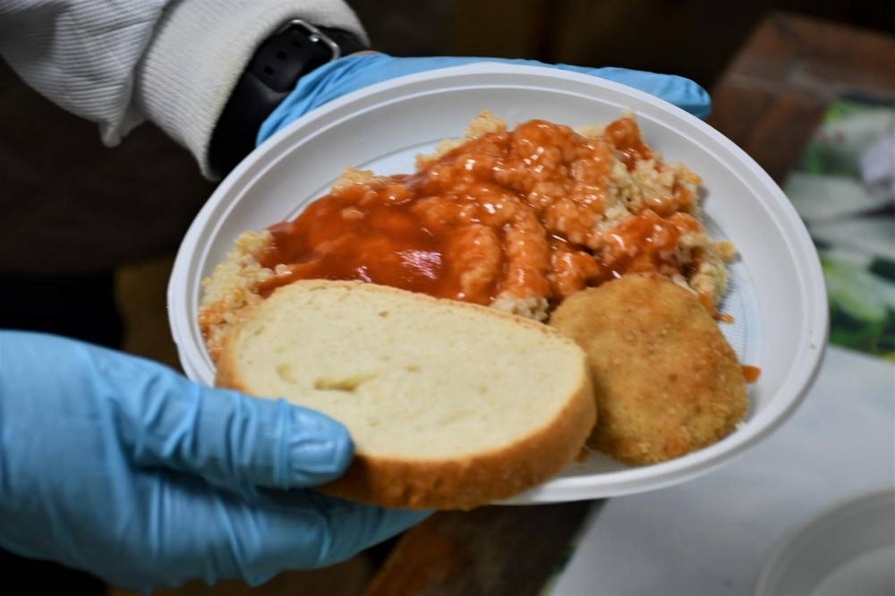 У Нікополі запрацював пункт обігріву: можна поїсти, отримати одяг, відпочити