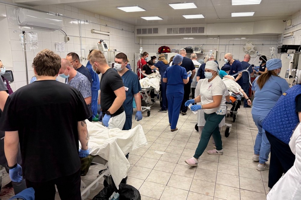 Кров ллється з каталок… У Дніпрі серед поранених багато жінок з відірваними руками і ногами, всі хірурги та анестезіологи стоять в операційних (фото)