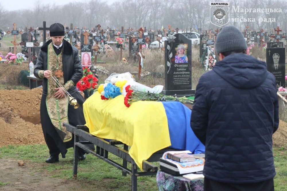 Загинув понад рік тому… На Нікопольщині сьогодні провели в останню путь Захисника (фото) Загинув понад рік тому… На Нікопольщині сьогодні провели в останню путь Захисника (фото)