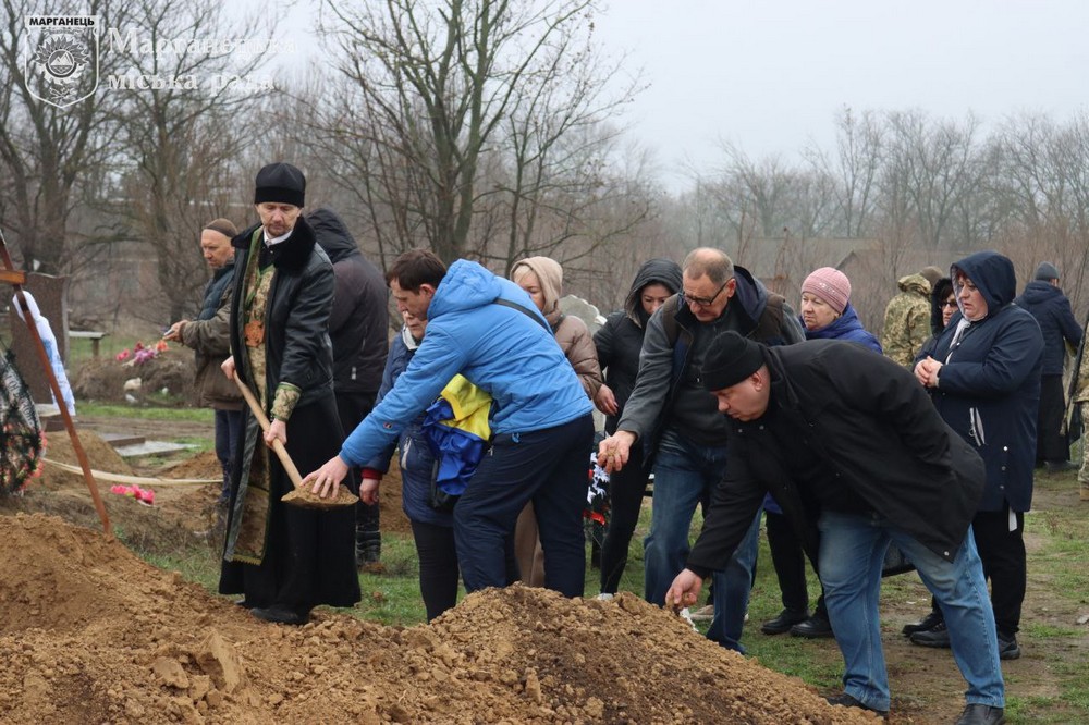 Загинув понад рік тому… На Нікопольщині сьогодні провели в останню путь Захисника (фото) Загинув понад рік тому… На Нікопольщині сьогодні провели в останню путь Захисника (фото)