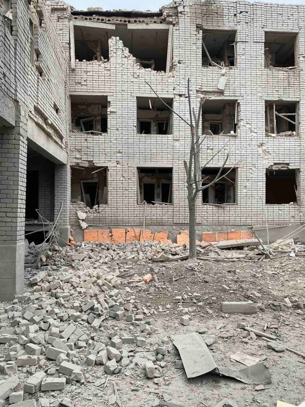 На Дніпропетровщині ворог розбомбив вище професійне училище – будівля повністю зруйнована (фото)