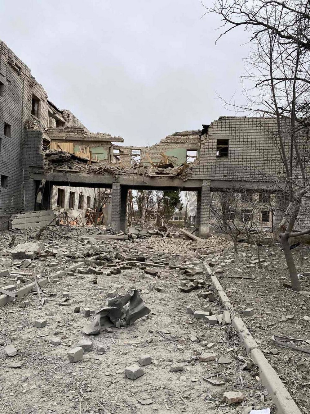 На Дніпропетровщині ворог розбомбив вище професійне училище – будівля повністю зруйнована (фото)