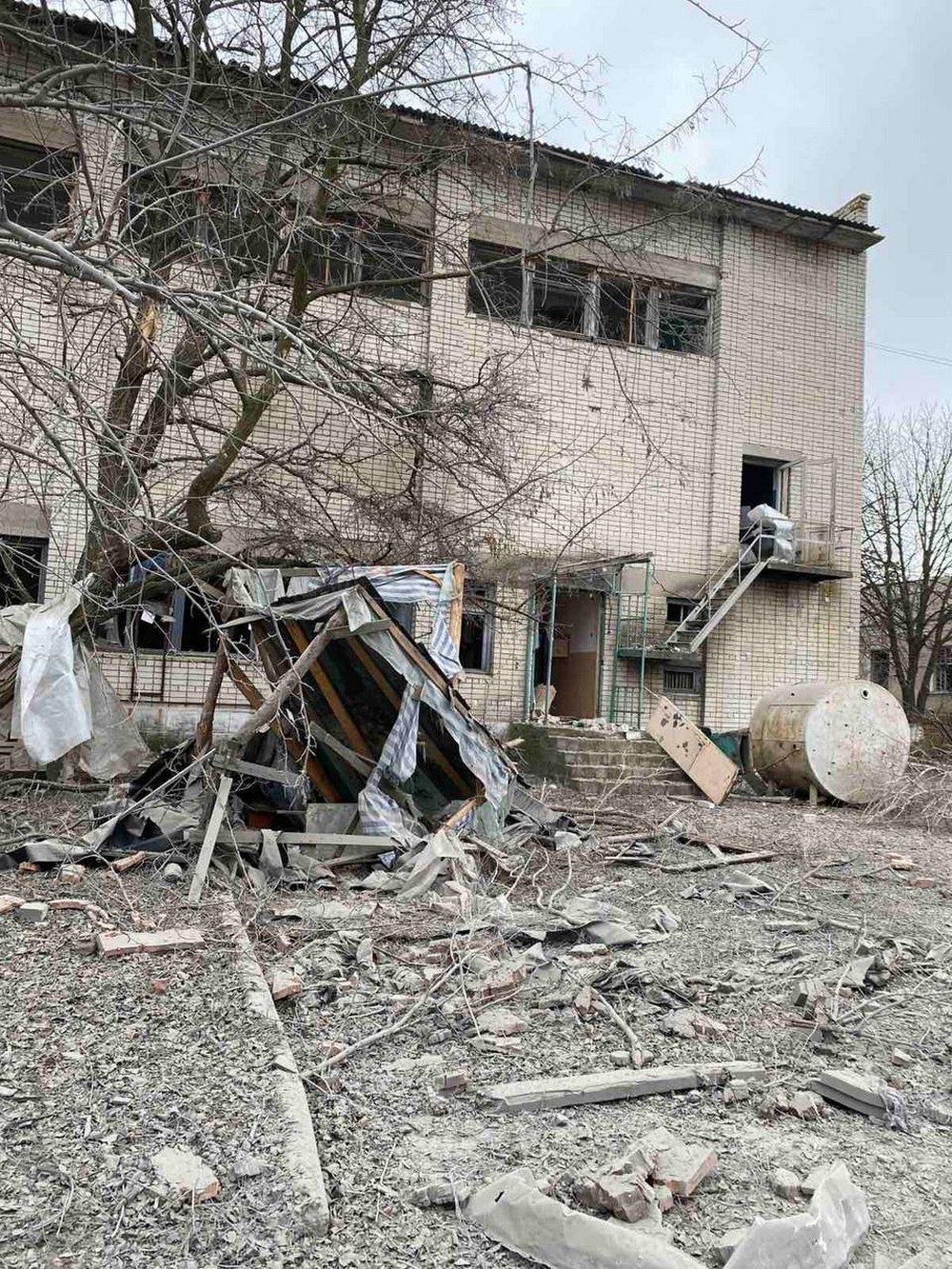 На Дніпропетровщині ворог розбомбив вище професійне училище – будівля повністю зруйнована (фото)