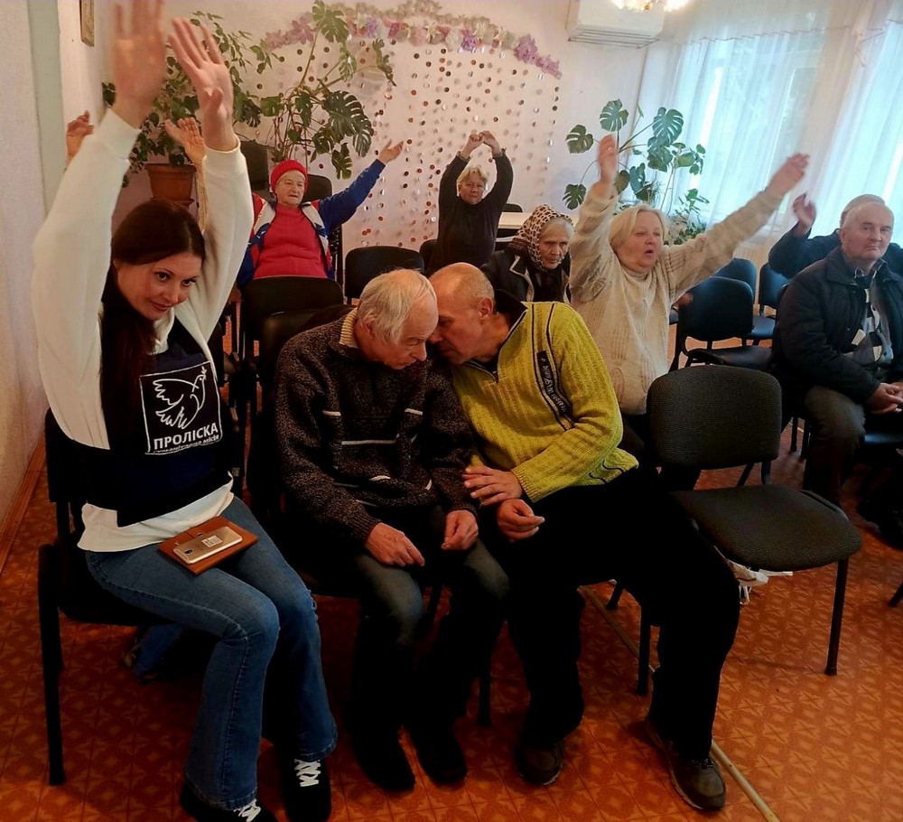 У Марганці людям роздали 30 наборів зимового утеплення і провели тренінг зі стресостійкості (фото)