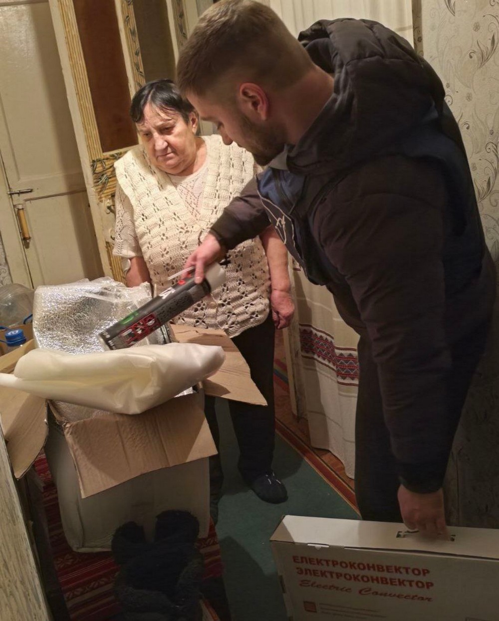 У Марганці людям роздали 30 наборів зимового утеплення і провели тренінг зі стресостійкості (фото)