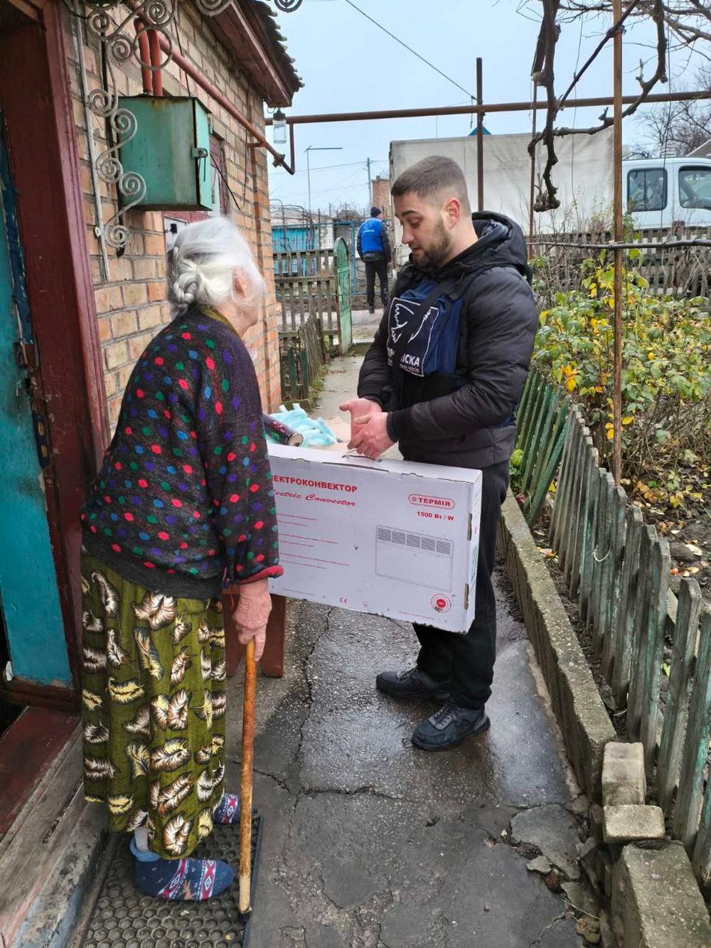 У Марганці людям роздали 30 наборів зимового утеплення і провели тренінг зі стресостійкості (фото)