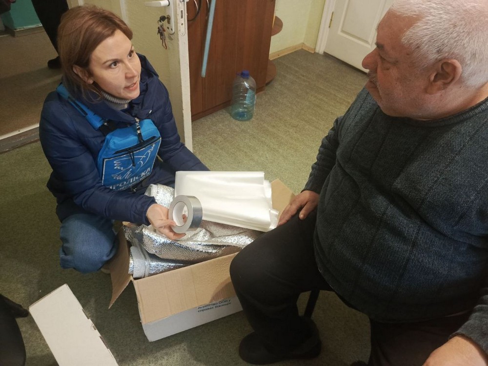 У Марганці людям роздали 30 наборів зимового утеплення і провели тренінг зі стресостійкості (фото)