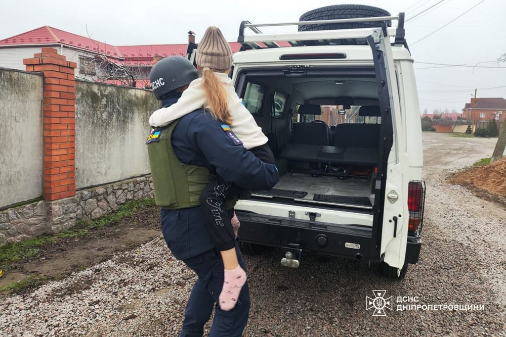 У Нікополі ДСНС-ники евакуювали поранену 10-річну дівчинку з небезпечної зони (фото)