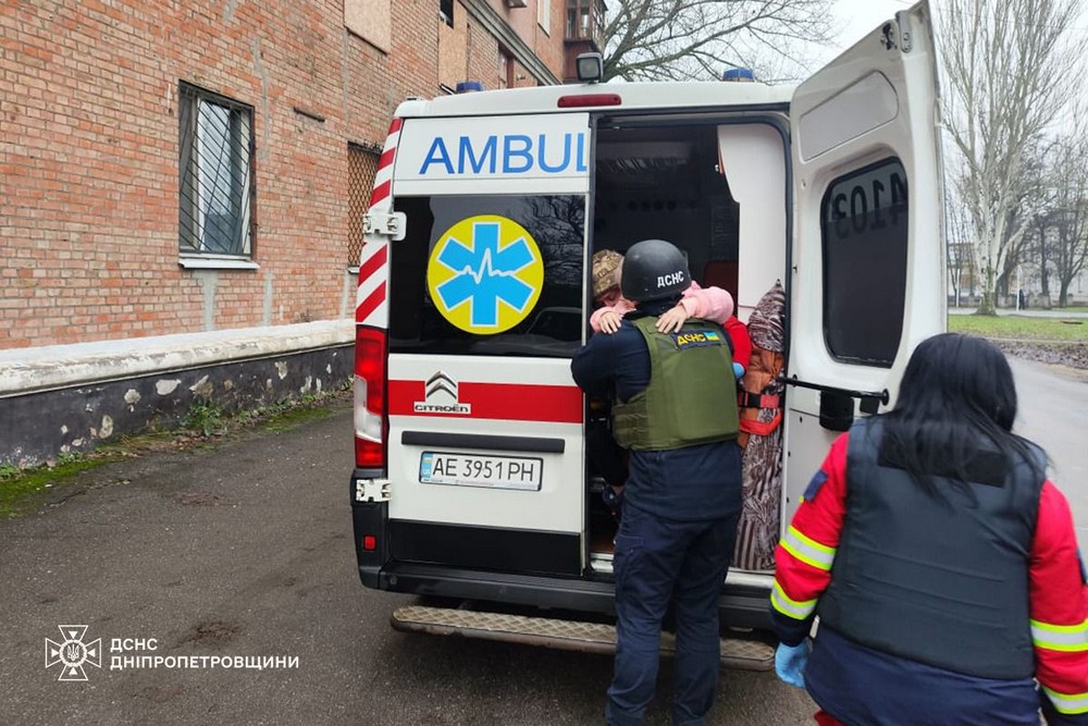У Нікополі ДСНС-ники евакуювали поранену 10-річну дівчинку з небезпечної зони (фото)