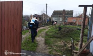 У Нікополі ДСНС-ники евакуювали поранену 10-річну дівчинку з небезпечної зони (фото)