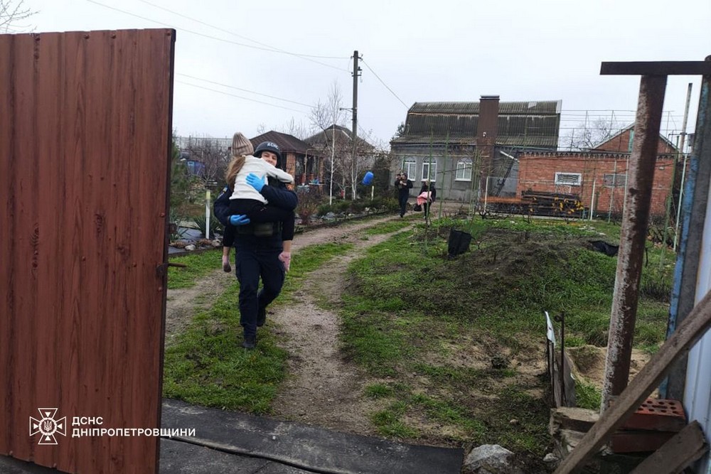 У Нікополі ДСНС-ники евакуювали поранену 10-річну дівчинку з небезпечної зони (фото)