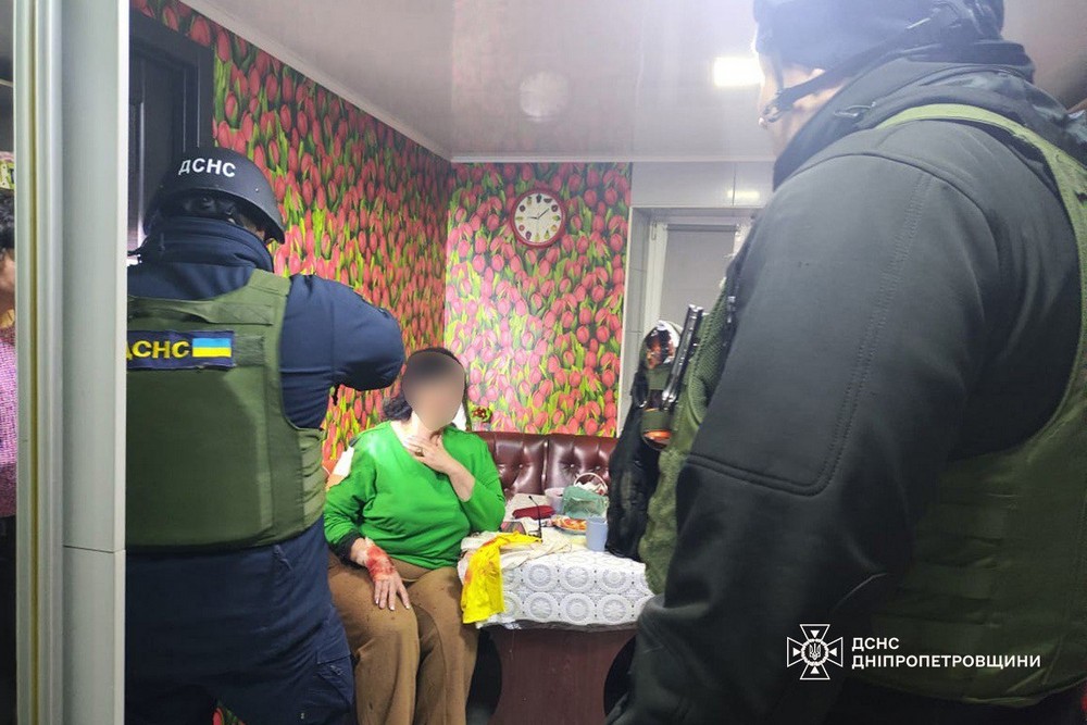 У Нікополі рятувальники надали допомогу постраждалій жінці, у Кривому Розі 6 поранених і багато руйнувань – ДСНС (фото) 1 У Нікополі рятувальники надали допомогу постраждалій жінці, у Кривому Розі 6 поранених і багато руйнувань – ДСНС (фото)