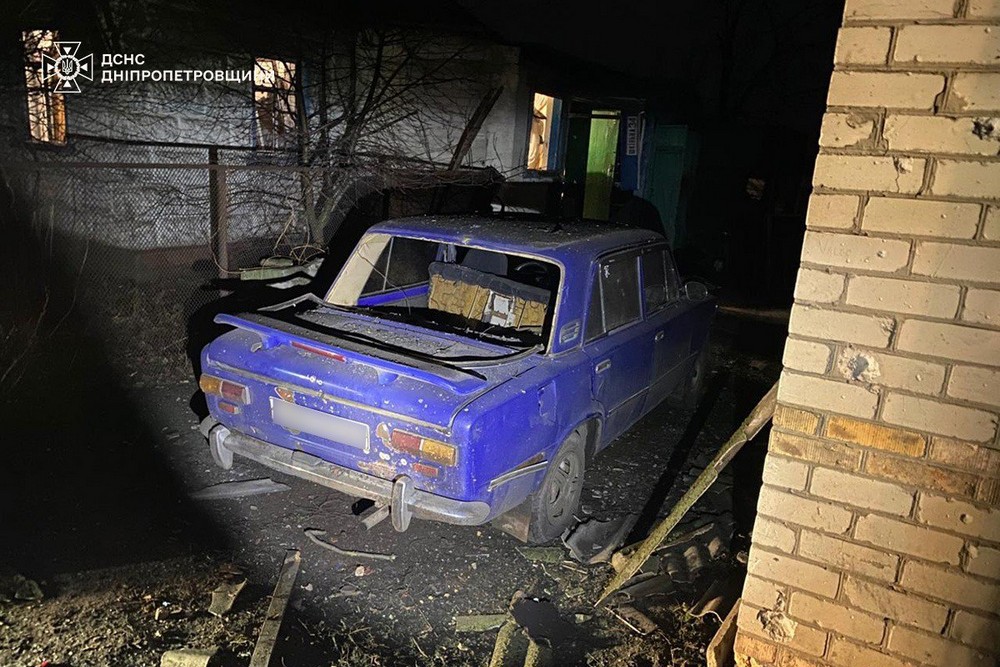 У Нікополі рятувальники надали допомогу постраждалій жінці, у Кривому Розі 6 поранених і багато руйнувань – ДСНС (фото) У Нікополі рятувальники надали допомогу постраждалій жінці, у Кривому Розі 6 поранених і багато руйнувань – ДСНС (фото)