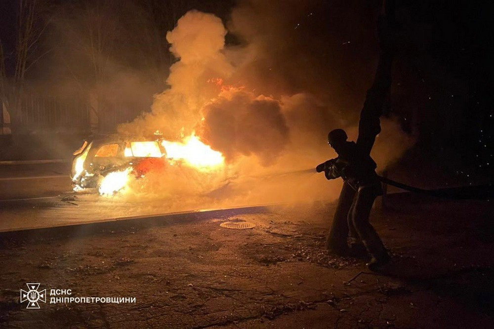 У Нікополі рятувальники надали допомогу постраждалій жінці, у Кривому Розі 6 поранених і багато руйнувань – ДСНС (фото) У Нікополі рятувальники надали допомогу постраждалій жінці, у Кривому Розі 6 поранених і багато руйнувань – ДСНС (фото)