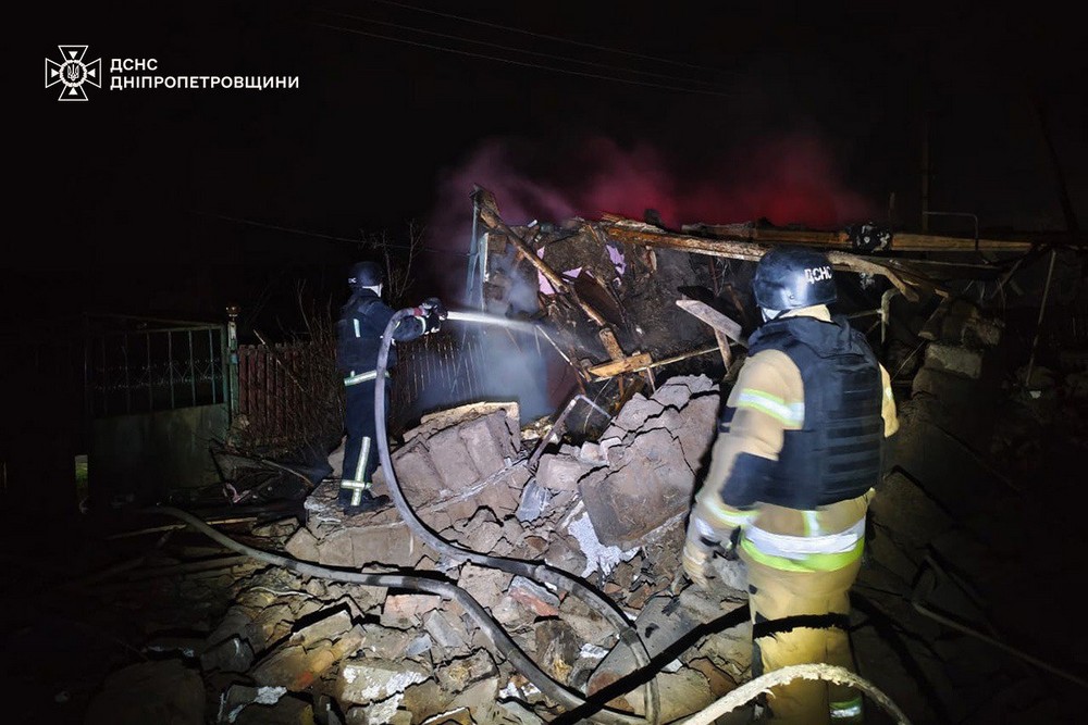 У Нікополі рятувальники надали допомогу постраждалій жінці, у Кривому Розі 6 поранених і багато руйнувань – ДСНС (фото) У Нікополі рятувальники надали допомогу постраждалій жінці, у Кривому Розі 6 поранених і багато руйнувань – ДСНС (фото)