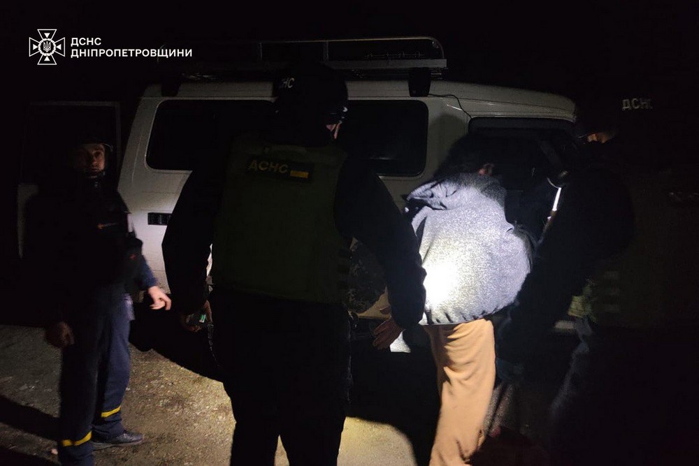 У Нікополі рятувальники надали допомогу постраждалій жінці, у Кривому Розі 6 поранених і багато руйнувань – ДСНС (фото) У Нікополі рятувальники надали допомогу постраждалій жінці, у Кривому Розі 6 поранених і багато руйнувань – ДСНС (фото)
