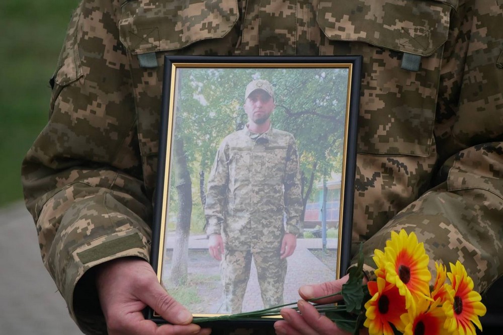 Ще один воїн поповнив небесне військо: на Нікопольщині сьогодні провели в останню путь Захисника (фото)