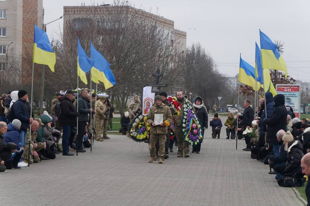 Ще один воїн поповнив небесне військо: на Нікопольщині сьогодні провели в останню путь Захисника (фото)