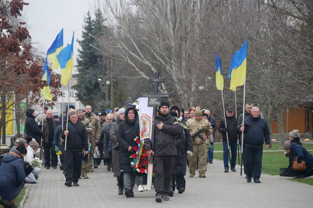 Ще один воїн поповнив небесне військо: на Нікопольщині сьогодні провели в останню путь Захисника (фото)