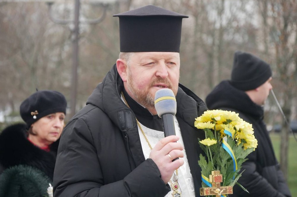 Ще один воїн поповнив небесне військо: на Нікопольщині сьогодні провели в останню путь Захисника (фото)
