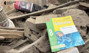 «Віталя ще сидів над сином, так плакав, так плакав…» - сусідка вбитого на Дніпропетровщині 12 -річного хлопчика розповіла про смертельний удар