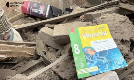 «Віталя ще сидів над сином, так плакав, так плакав…» - сусідка вбитого на Дніпропетровщині 12 -річного хлопчика розповіла про смертельний удар