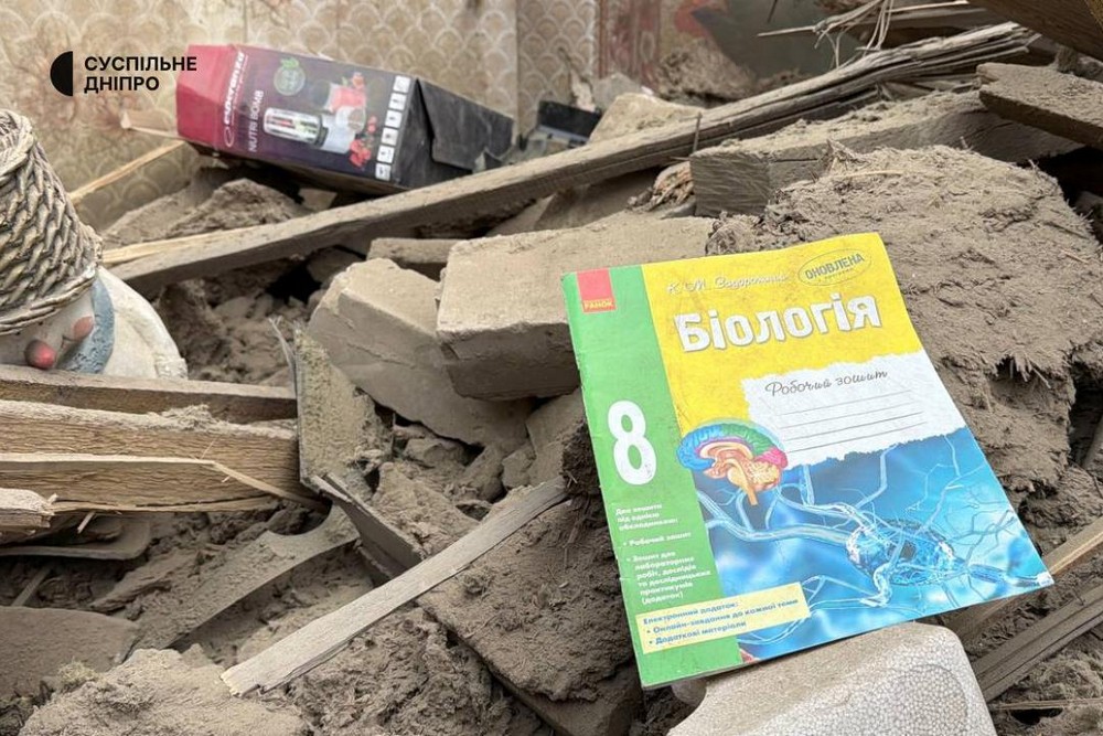 «Віталя ще сидів над сином, так плакав, так плакав…» - сусідка вбитого на Дніпропетровщині 12 -річного хлопчика розповіла про смертельний удар