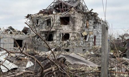 Вранці ворог вдарив ракетою по Дніпровському району: є постраждалі і руйнування