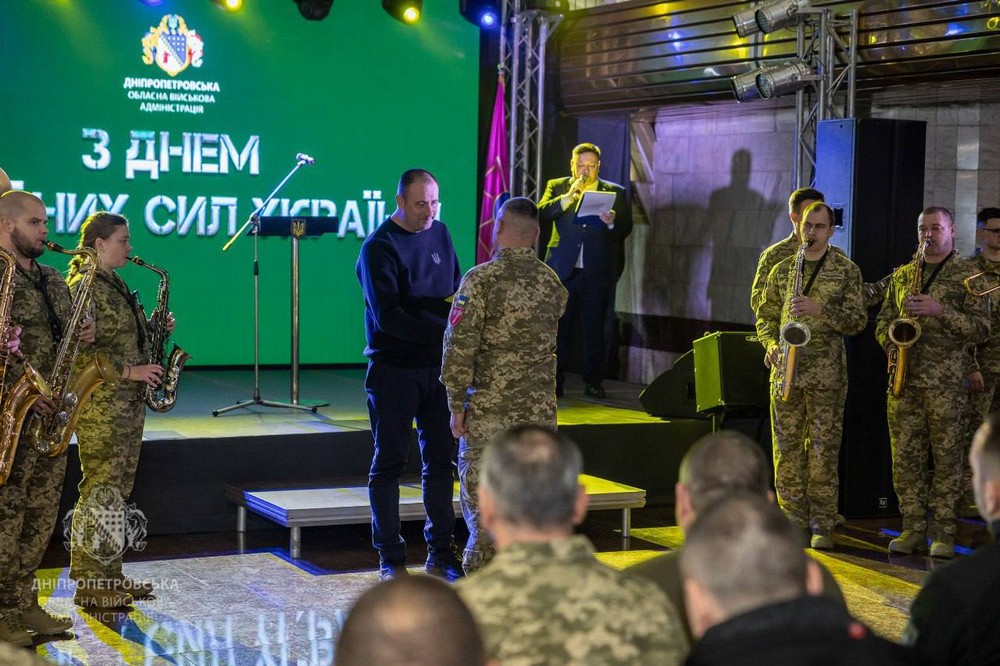 Керівник ДніпроОВА сьогодні привітав оборонців зі святом і вручив нагороди (фото)