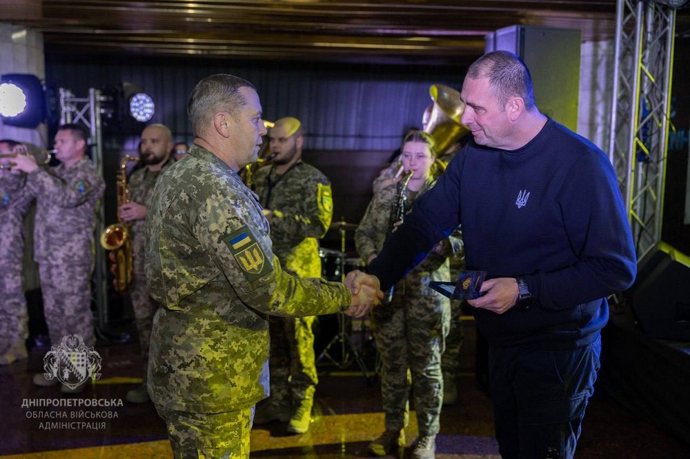 Керівник ДніпроОВА сьогодні привітав оборонців зі святом і вручив нагороди (фото)