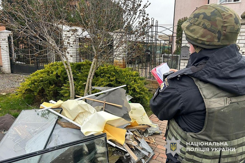 У Нікополі поранено дитину, побито заклади спорту та освіти, АЗС, у передмісті Дніпра троє постраждалих – поліція