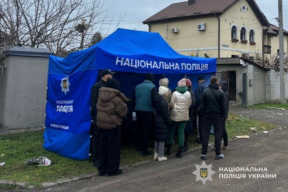 У Нікополі поранено дитину, побито заклади спорту та освіти, АЗС, у передмісті Дніпра троє постраждалих – поліція