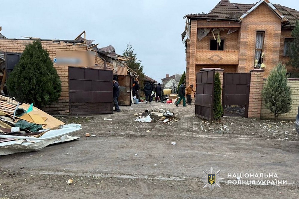 У Нікополі поранено дитину, побито заклади спорту та освіти, АЗС, у передмісті Дніпра троє постраждалих – поліція