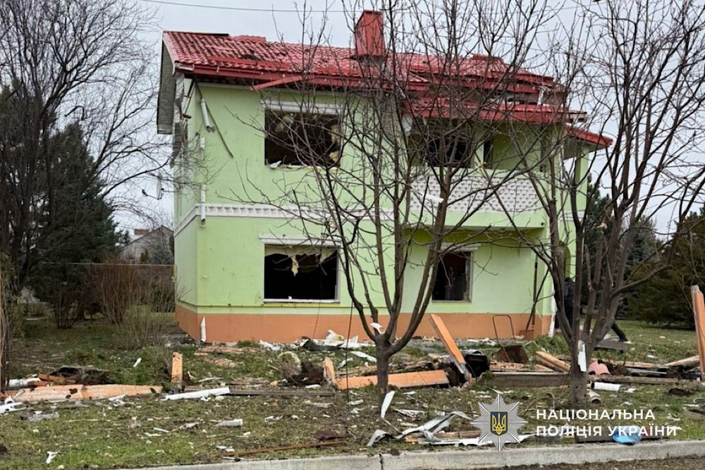 У Нікополі поранено дитину, побито заклади спорту та освіти, АЗС, у передмісті Дніпра троє постраждалих – поліція