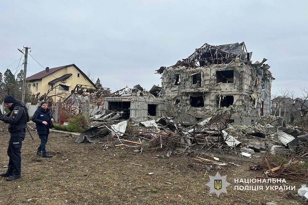 У Нікополі поранено дитину, побито заклади спорту та освіти, АЗС, у передмісті Дніпра троє постраждалих – поліція