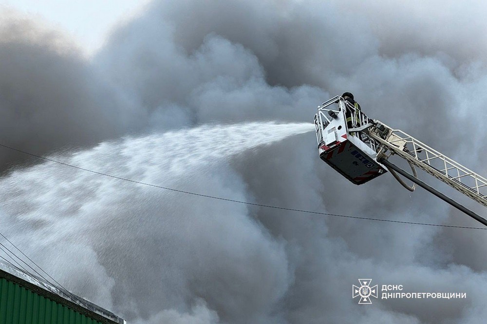 На Дніпропетровщині триває ліквідація масштабної пожежі: фото На Дніпропетровщині триває ліквідація масштабної пожежі: фото